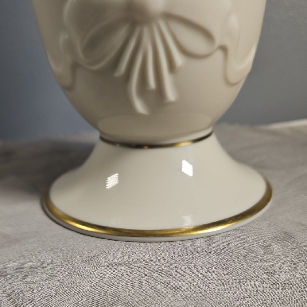 Lenox Cream Vase with Gold Trim - Picture 9 of 16
